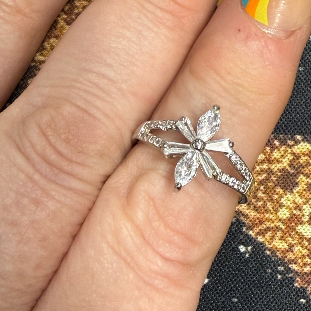 Pretty Bird Silver Crystal Womens Ring 5$